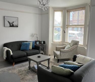 Deal House | Sea Salt Cottage - Mins to beach & shops Dog Friendly