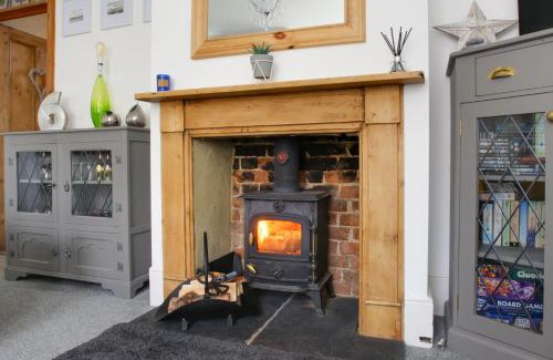 Deal House | Sea Salt Cottage - Mins to beach & shops Dog Friendly
