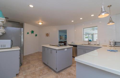 Bradenton House | Sea Salt Retreat! Private pool home in Bradenton just 5 miles from Anna Maria!