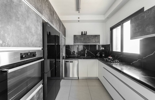 Bat Yam Apartment | Sea-side 4 BR Apt with Gym