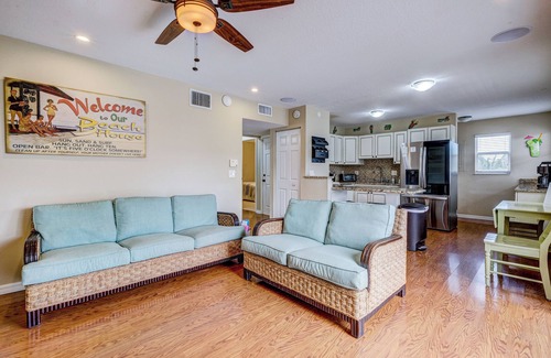 Bradenton Beach Villa | Sea Site Retreat Unit A! Great amenities nearby! Short walk to the beach!