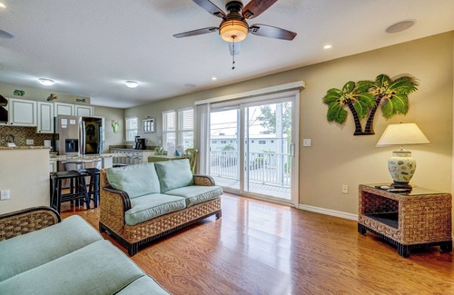 Bradenton Beach Villa | Sea Site Retreat Unit A! Great amenities nearby! Short walk to the beach!