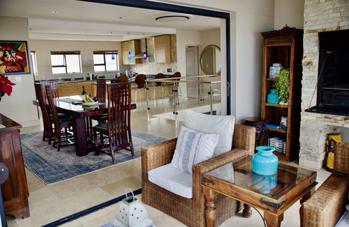Bloubergstrand Villa | Sea, Sunshine, Sunsets, Table Mountain, No Loadshedding (Off The Grid)