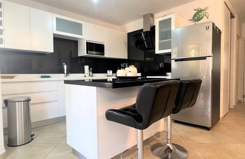 Washington House | Sea Turtle Condo 2 Bdr-2 Bth in Palm Beach Area, walking distance to the beach.