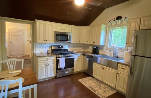 New Bern Cottage | Sea Turtle Cottage - walk to everything!