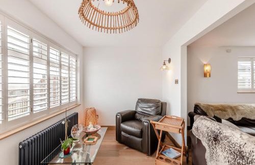 Pagham House | Sea Urchins - Uk48896