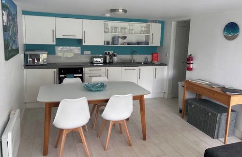 Millendreath Ski Chalet | Sea View - 1min to Beach - Dog Friendly - 4 Guests