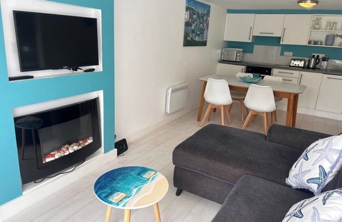 Millendreath Ski Chalet | Sea View - 1min to Beach - Dog Friendly - 4 Guests
