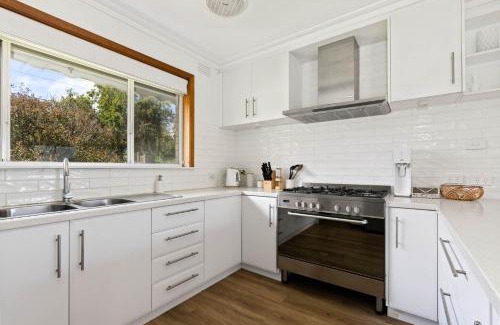 Inverloch House | Sea View Cottage Wifi and Linen included Inverloch