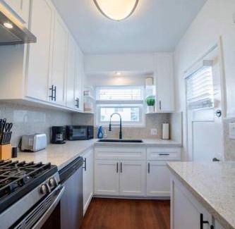 The Strand House | Sea View, Flower Garden, AC, WD, Renovated