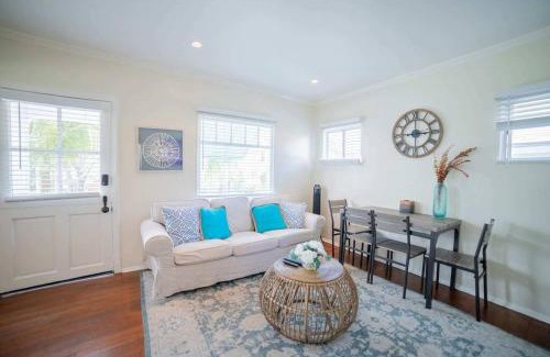 The Strand House | Sea View, Flower Garden, AC, WD, Renovated