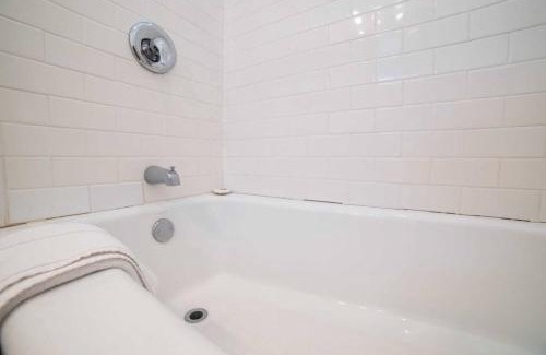 The Strand House | Sea View, Flower Garden, AC, WD, Renovated