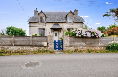 Plouguerneau Ski Chalet | Sea View – House for 8 with Garden and Terrace
