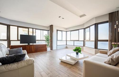 Tower Road Apartment | Sea View Luxury Haven Living & 3Bedrooms Seafront