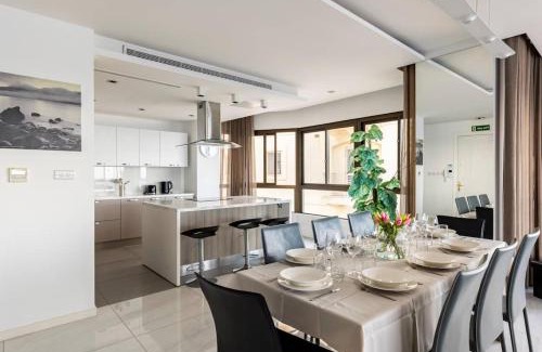 Tower Road Apartment | Sea View Luxury Haven Living & 3Bedrooms Seafront