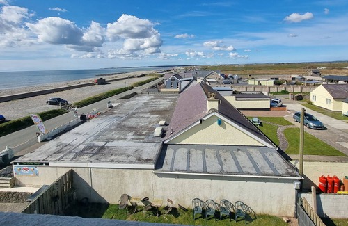 Dinas Dinlle Apartment | SEA VIEW, pet friendly, country holiday cottage in Dinas Dinlle