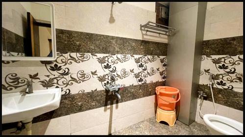 Mathura House | SEA VIEW & SWIMMING POOL HOTEL SGHR ! PURi Air-Conditioned Rooms with Balconies, Restaurant, LIFT & Free Wi-Fi - Best Hotel In Puri