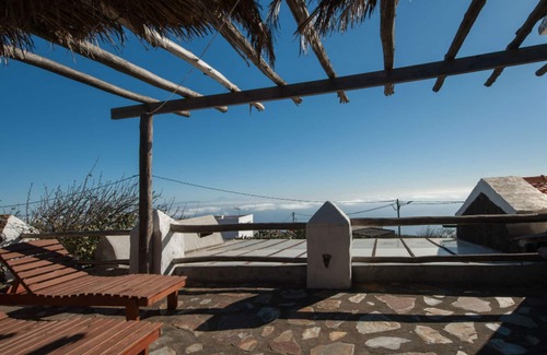 Isora Cottage | Sea Views and BBQ in this Cozy Rural House