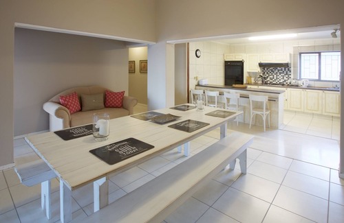 Jeffreys Bay Bed & Breakfast | Sea Whisper Guest House & Self Catering