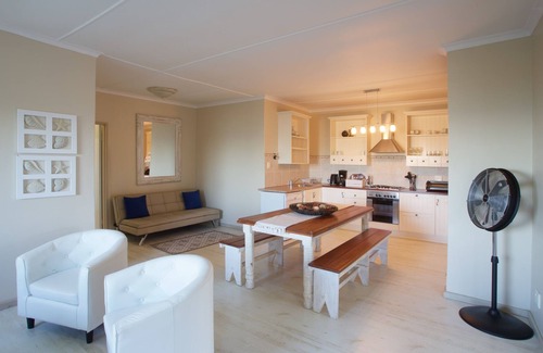 Jeffreys Bay Bed & Breakfast | Sea Whisper Guest House & Self Catering