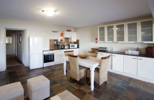 Jeffreys Bay Bed & Breakfast | Sea Whisper Guest House & Self Catering