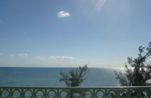 Nassau House | SEABREEZE BEACH HOUSE! (w/Large Saltwater Pool) IN THE HEART OF THE BAHAMAS.