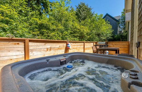 Seabrook Cottage | Seabrook 2 Bedroom cottage with hot tub, pet friendly
