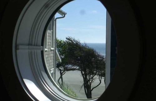 Seabrook House | Seabrook's The Ladybug: A cozy studio for two!