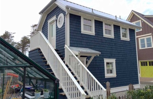 Seabrook House | Seabrook's The Ladybug: A cozy studio for two!