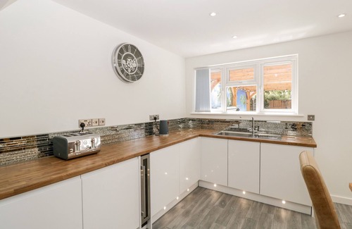 Burnham-on-Sea Cottage | SEACIDER, pet friendly, character holiday cottage in Burnham-On-Sea
