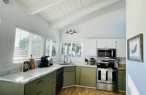 Aptos House | Seacliff Mid Century Cottage 3 Min to Beach: Ocean Views, Deck and Hot Tub