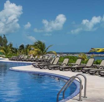 Puerto Juarez Apartment | Seacost Beachfront 2BDR with pool by Casa Paraiso
