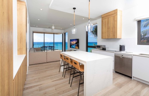 Northwest Point Condo | SeaDreams #4: New West Bay Beach Condos w/Oceanfront Pool, Heated Spa + Rooftop Lounge