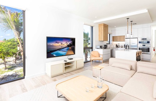 Northwest Point Condo | SeaDreams #4: New West Bay Beach Condos w/Oceanfront Pool, Heated Spa + Rooftop Lounge
