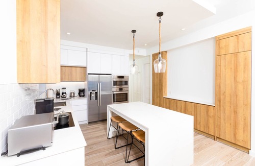 Northwest Point Condo | SeaDreams #4: New West Bay Beach Condos w/Oceanfront Pool, Heated Spa + Rooftop Lounge
