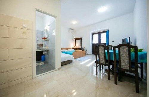 Komiza Apartment | Seafront apartment Jurkovica