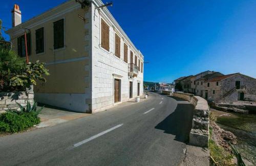 Komiza Apartment | Seafront apartment Jurkovica