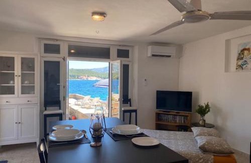 Cove Tri Zala (Zrnovo) Apartment | Seafront Studio Apartment "Villa Laura"