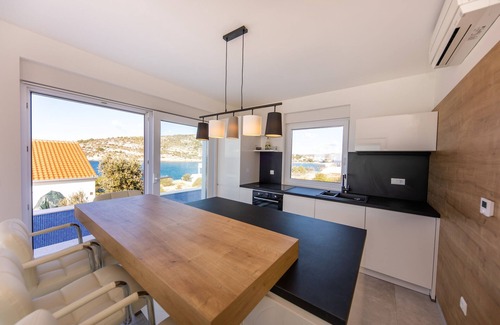 Razanj Villa | Seafront Villa Esquel - With heated pool