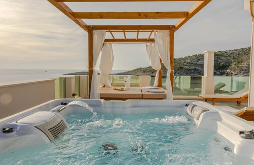 Razanj Villa | Seafront Villa Esquel - With heated pool