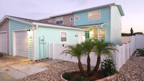 Chandler Park House | Seaglass Shores, steps to the beach