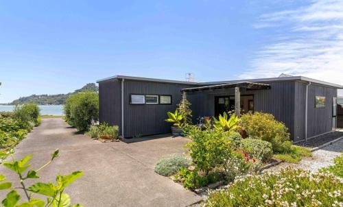 Tairua Apartment | Seagrass Studio Guesthouse - By the Beach