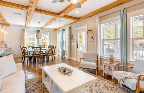 Seagrove Beach Cottage | Seagrove Oasis by Avantstay Pet Friendly Pool & Bbq!