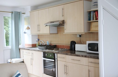 Pembroke Ski Chalet | 'Seagull' - a Light, Airy Holiday Home Close to a Beautiful Beach