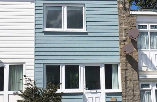Pembroke Ski Chalet | 'Seagull' - a Light, Airy Holiday Home Close to a Beautiful Beach