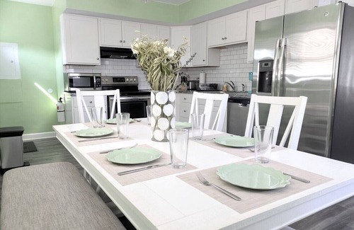 Villas House | Seahorse Ranch, King bed, Two blocks from Beach