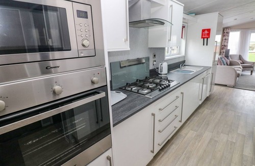Hasguard Cross Cottage | SEAHORSE RETREAT, family friendly, with hot tub in Little Haven