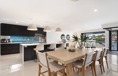 Noosaville House | Seamount Quay 22 - Waterfront views, private pool & fishing from your own jetty