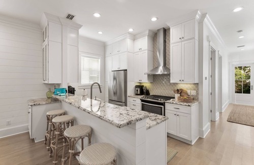 Greenway Park House | Seaplane Cottage, Dog Friendly! 4 Bikes