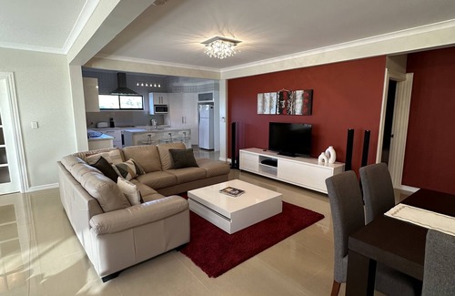 Stirling Estate House | Seascape Beach House - Beachside Family Friendly House